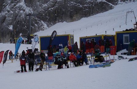 © FM4/Simon Welebil Snowboarder und Zuschauer kauern sich am Gletscher eng zusammen.